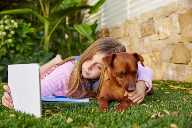 Foto pc y perro rubios de la tableta de la foto del selfie de la muchacha del niño