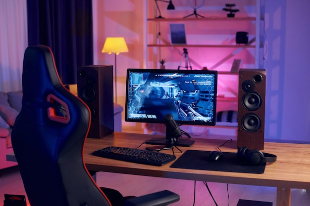 Foto pc zu hause mit shooter-spiel, das auf fps gestartet wurde, erleben sie virtuelle realität