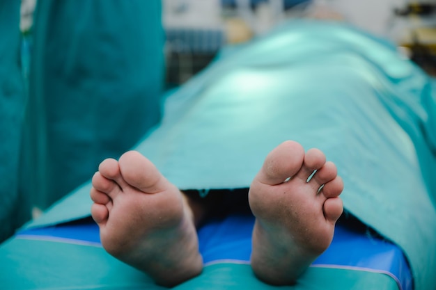 Pé de cadáver na mesa do hospital conceito de medicina de saúde e negócio de seguro de morte