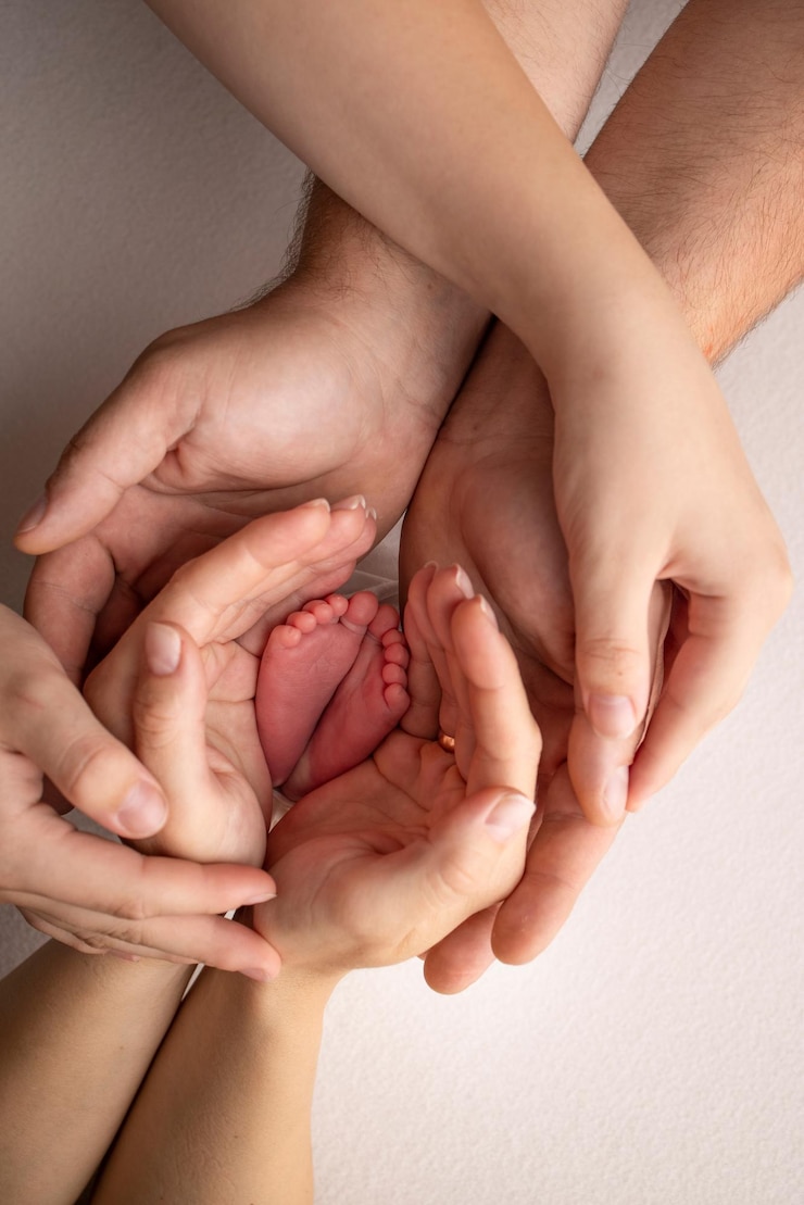 Foto pé de criança nas mãos da mãe pai pais pés de um recém-nascido minúsculo perto pernas de bebê mãe e seu filho conceito de família feliz linda imagem conceitual da maternidade foto de stock