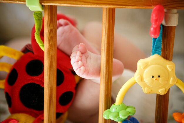 Pé de menino recém-nascido está deitado na cama