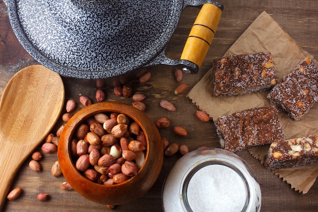 Pe de moleque com chocolate é um doce típico brasileiro feito de uma mistura de amendoim torrado e mascavo