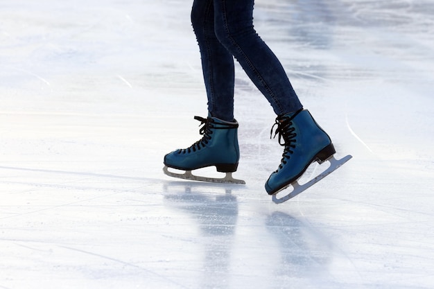 Pé patinando no gelo na pista de gelo