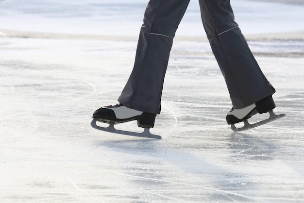 Pé patinando no gelo na pista de gelo