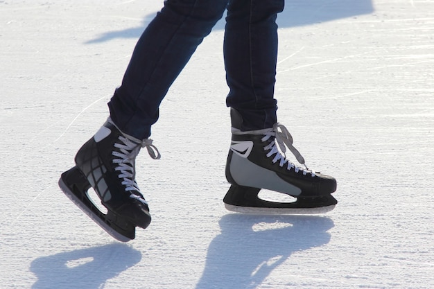 Pé patinando no gelo na pista de gelo