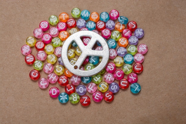 Peace-Symbol und bunte ABC-Perlen