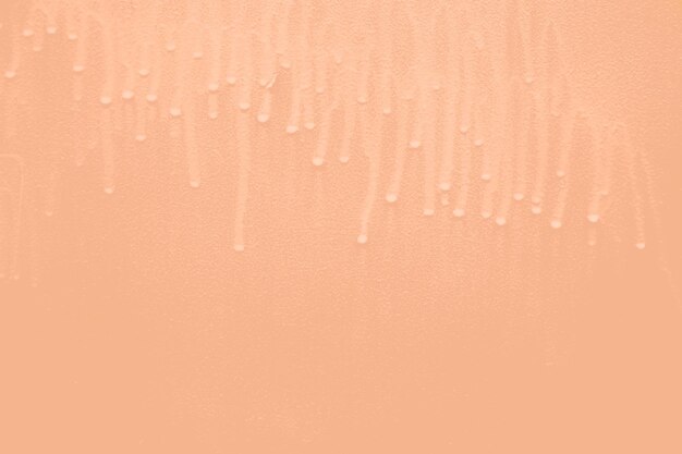 Peach Fuzz Metall abstrakter Hintergrund Textur einer alten Grunge-Metallplatte mit tropfender, gefärbter, zerrissener Farbe Kratzer, verrostete, bemalte Wand mit Farbtropfen Farbe des Jahres 2024