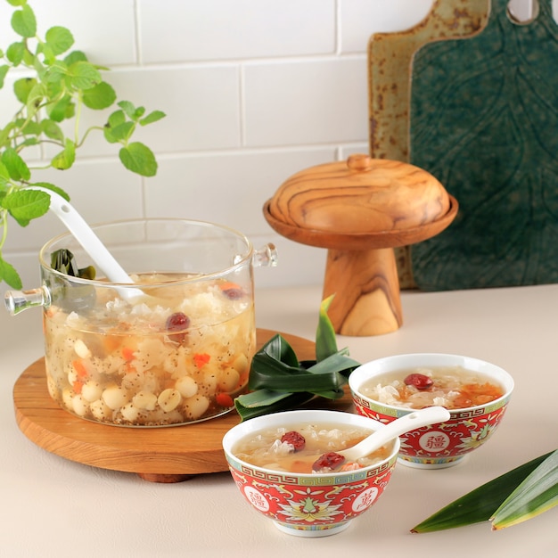 Peach Gum Triple Collagen Dessert (Tao Jiao), chinesische traditionelle Erfrischungsgetränke enthalten Pfirsichgummi, Vogelnest, rote Datteln, Schneepilz, Goji-Beere und Steinzucker