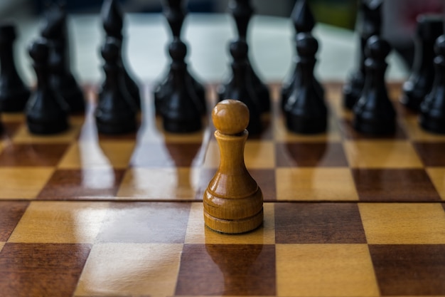 Peão de xadrez branco sozinho em uma foto conceitual de tabuleiro de xadrez de automotivação
