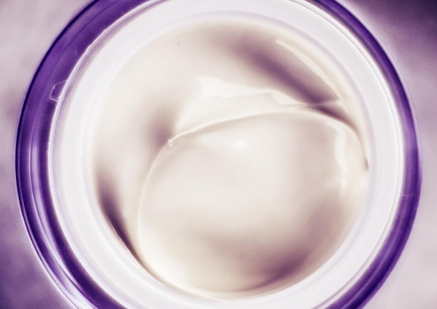 Pearl day creme hidratante para a pele produto cosmético de luxo para cuidados com a pele em fundo de mármore para design de férias de marca de beleza