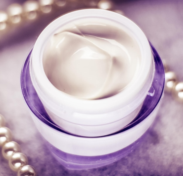 Pearl day creme hidratante para a pele produto cosmético de luxo para cuidados com a pele em fundo de mármore para design de férias de marca de beleza