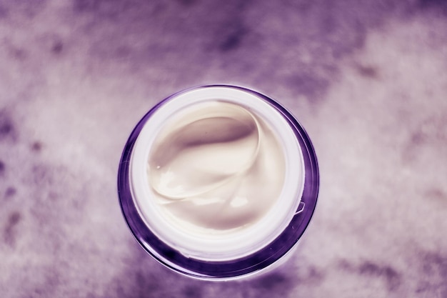 Foto pearl day creme hidratante para a pele produto cosmético de luxo para cuidados com a pele em fundo de mármore para design de férias de marca de beleza