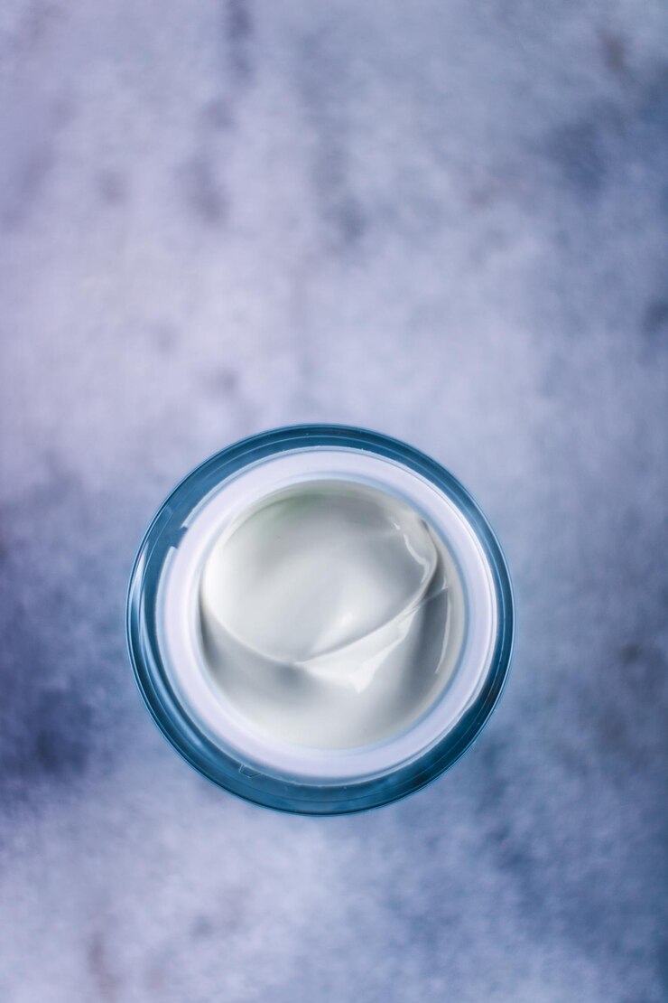 Foto pearl day gesichtscreme hautfeuchtigkeitscreme luxus-hautpflege-kosmetikprodukt auf marmorhintergrund für schönheitsmarken-urlaubsdesign