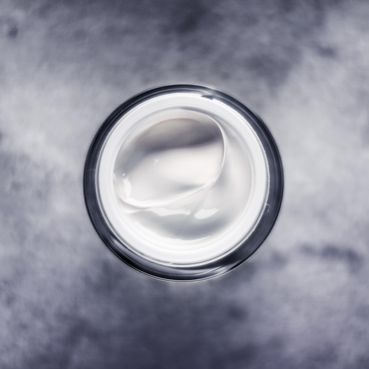 Foto pearl day gesichtscreme hautfeuchtigkeitscreme luxus-hautpflege-kosmetikprodukt auf marmorhintergrund für schönheitsmarken-urlaubsdesign