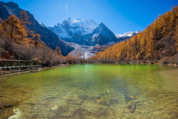 Pearl Lake com a montanha da neve na reserva natural yading, Sichuan, China.