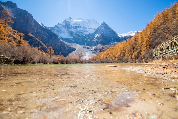 Pearl See mit Schneeberg im yading Naturreservat, Sichuan, China.