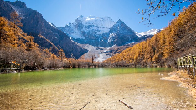 Pearl See mit Schneeberg im yading Naturreservat, Sichuan, China.