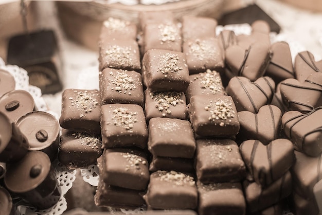 Peça barra de chocolate ao leite em um balcão de loja