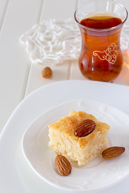 Peça Basbousa Tradicional Árabe Sêmola Bolo com Nozes Laranja Flor Água Vertical Copiar espaço Fundo Branco