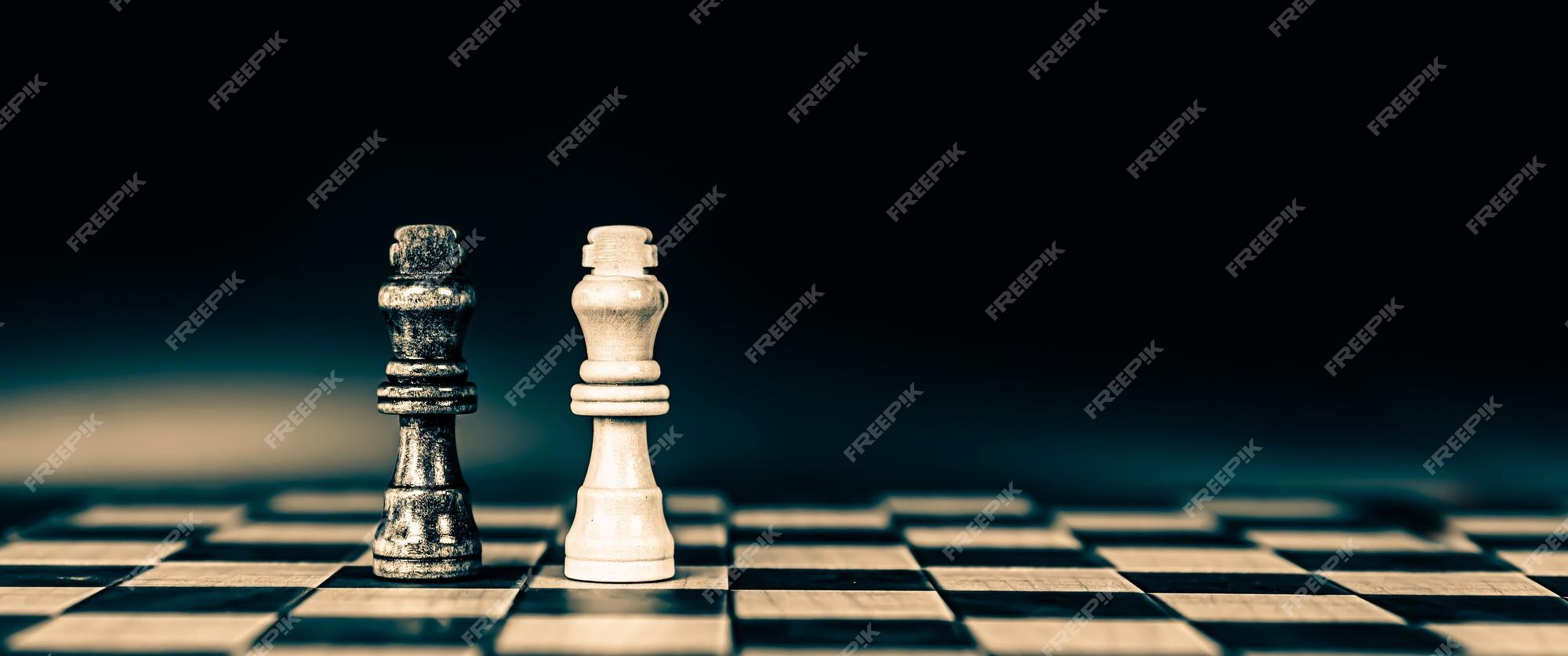 Closeup king chess stand em queda de conceitos de xadrez de desafio de  competição da equipe de negócios líder ou voluntário de trabalho em equipe  ou plano estratégico de vitória e liderança