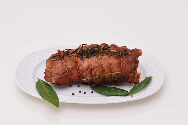 Peça inteira de rosbife isolado em bifes de lombo de carne grelhados brancos