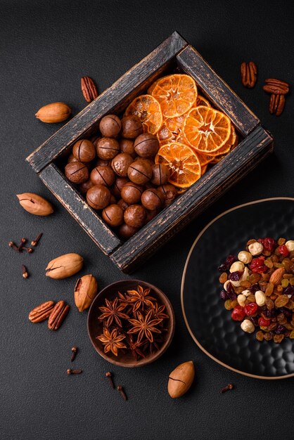 Pecanas tostadas y nueces de macadamia, mandarina seca, bayas secas