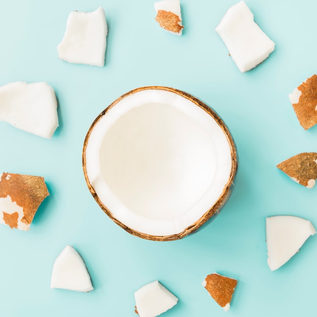 Peças de coco e polpa cortadas ao meio