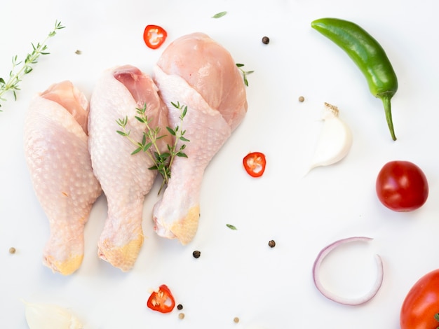 Foto peças de frango cru com ingredientes diferentes