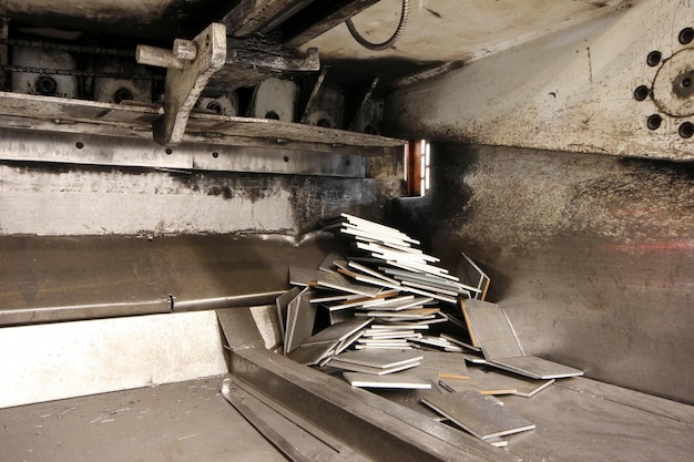 Peças de metal cortadas na máquina de guilhotina