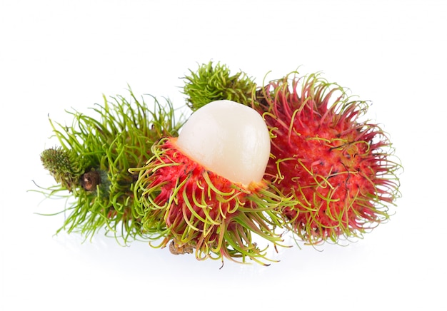 Peças de rambutan na mesa branca