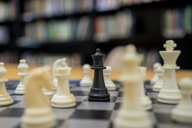 Foto peças de xadrez a bordo ideal para liderança e conceito de estratégia de venda de negócios