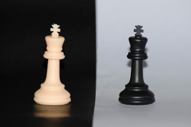 Foto peças de xadrez brancas e peças de xadres pretas em fundo de cor preto e branco