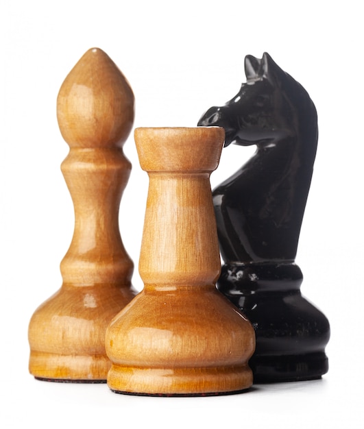 Peças de xadrez de madeira fechem isolado no branco