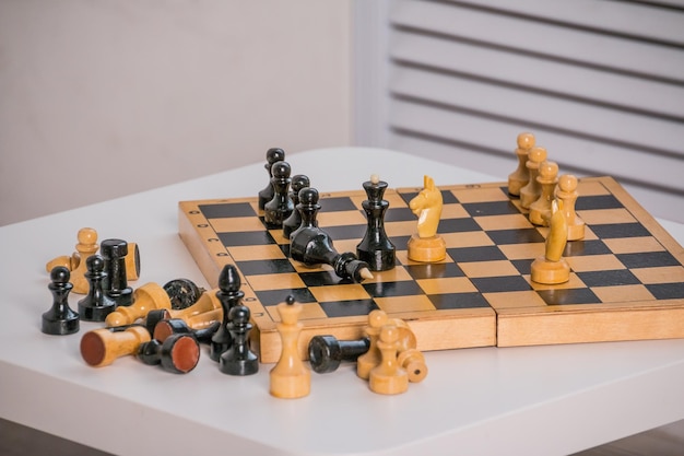Peças de xadrez de madeira no jogo de tabuleiro Conceito de liderança empresarialPlaneje estratégia líder de conceito de líder de competição empresarial bem-sucedida