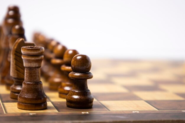 Um jogo de tabuleiro de estratégia e inteligência conhecido como xadrez  teve origem na índia e envolve dois jogadores