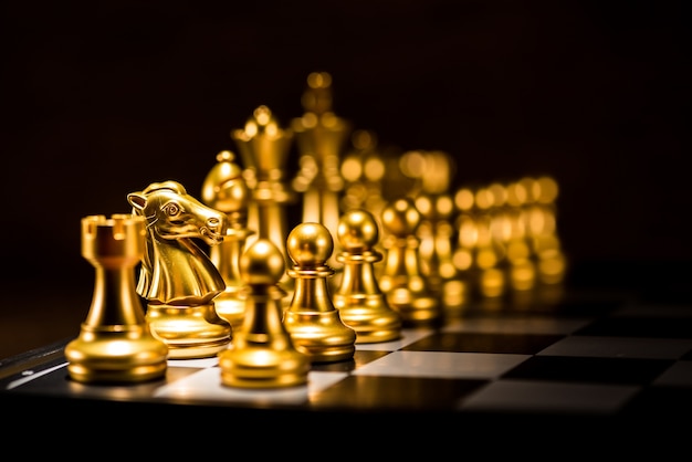 peças de xadrez de ouro em um tabuleiro de xadrez, conceito de estratégia de negócios