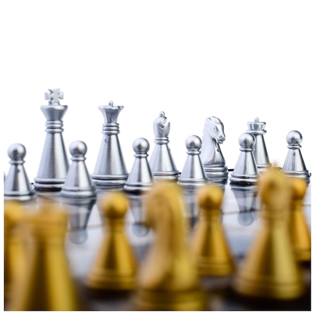 Peças de xadrez de prata e ouro estão no tabuleiro de xadrez isoladas em um fundo branco um jogo para o desenvolvimento de táticas inteligência habilidades de liderança jogo e estratégia de negócios
