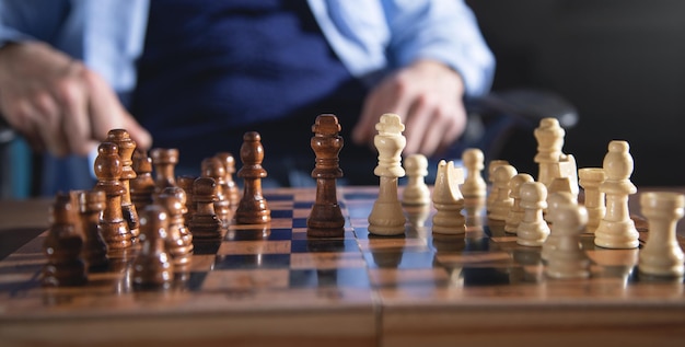 Um Jogo De Xadrez. Criatividade. Um Tabuleiro Com Peças Brancas E Pretas E  Duas Pessoas Tocando. Foto de Stock - Imagem de jogador, desafio: 242405018