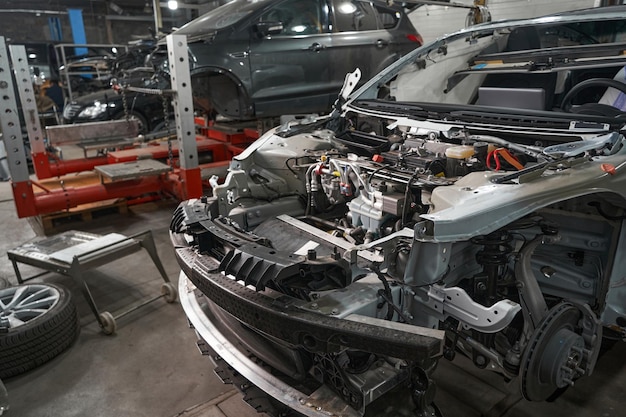 Peças desmontadas do carro durante reparos no centro de serviço