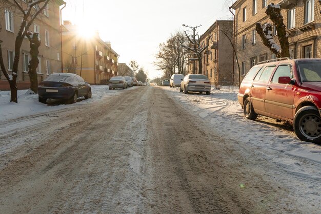 Peças do carro cobertas de neve e gelo após uma queda de neve Grandes geadas e muita neve na cidade Problemas em estradas escorregadias de inverno