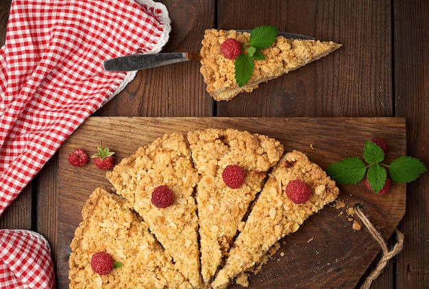 Peças triangulares cortadas de torta de crumble com maçãs