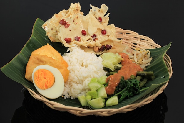 Pecel é um alimento tradicional da Indonésia Oriental e Central de Java, feito de vegetais mistos cozidos no vapor