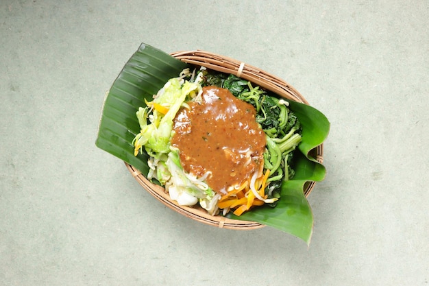 Pecel é uma salada tradicional javanesa feita de vegetais cozidos misturados com molho de amendoim.