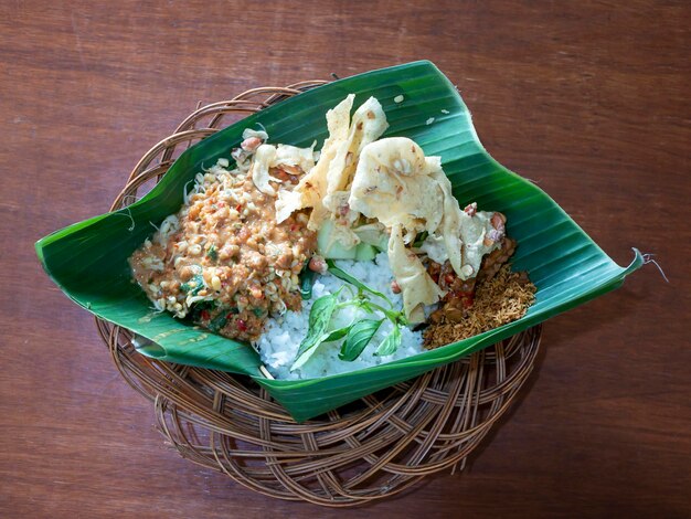 Pecel Pincuk, ein köstliches traditionelles javanisches Essen, serviert auf Bananenblättern