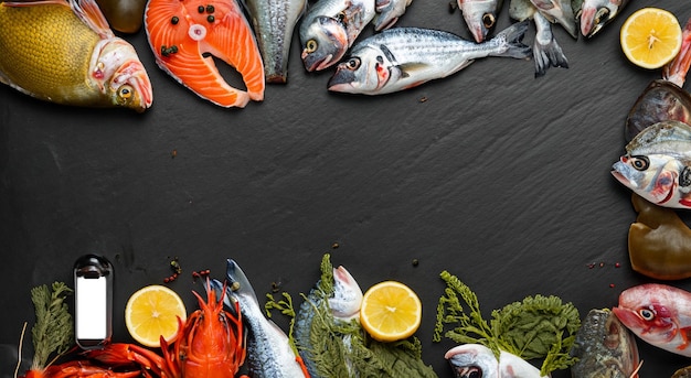 Peces de mar sobre un fondo gris