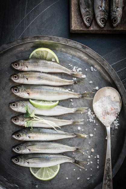 Peces pequeños chapados en una escena de humor oscuro.