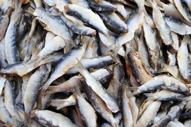 Peces secos en el mercado rural