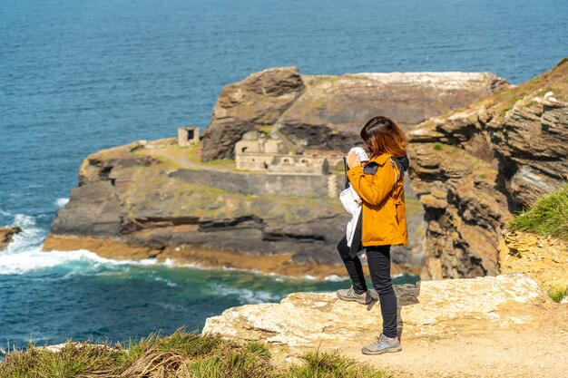 Un pecho joven en Fort des Capucins, un islote rocoso en lo alto de un acantilado en la ciudad de Roscanvel en la península de Crozon en Francia.