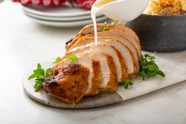 Pecho de pavo asado en rodajas en un plato para las fiestas