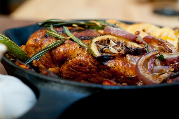 Pecho de pollo asado a la parrilla con hierbas y especias estilo rústico en sartén de hierro